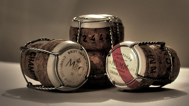 Corchos con su bozal de alambre - Fotografía: Monster - Flickr