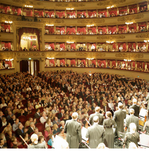 Público mirando atónito el blog de la Enoarquía en La Scala de Milán. Foto: luxorium, Flickr. 